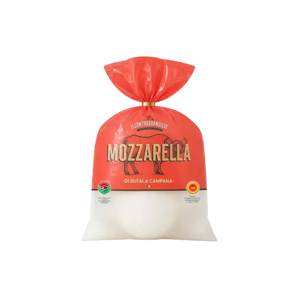 Mozzarella di Búfala Campana DOP de Il Contrabbandiere, elaborada con leche fresca de búfala pasteurizada de origen italiano. Se presenta en una pieza de 250 g conservada en su líquido de gobierno, con textura característica de pasta hilada y un formato adecuado para antipasti, ensaladas y otras elaboraciones de cocina profesional.