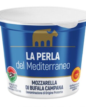 Consigue los auténticos Bocconcini de Mozzarella Fresca de Bufala de "La Perla del Mediterraneo" en tu establecimiento y deleita a tus clientes con el sabor italiano más genuino. Con la certificación DOP, los Bocconcini de Mozzarella de Bufala de "La Perla del Mediterraneo" son elaborados con leche fresca de búfalas de Campania, Italia. ¡Siente la textura suave y cremosa en cada bocado!